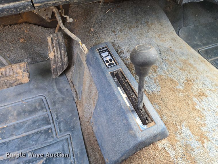 image for item EO0933 1992 GMC Suburban SUV