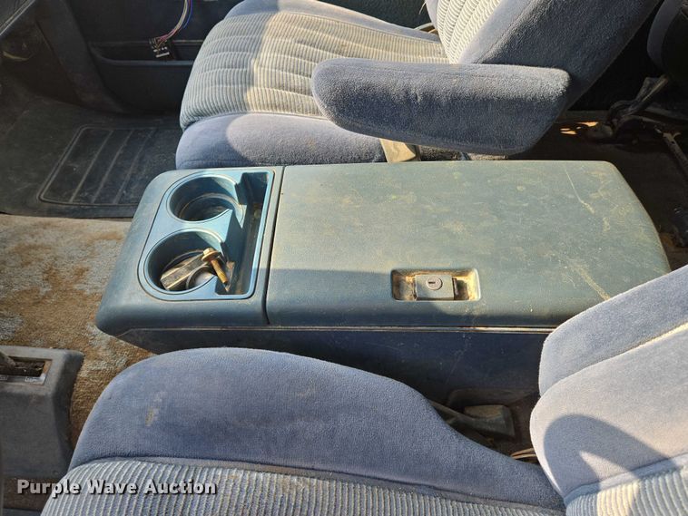 image for item EO0933 1992 GMC Suburban SUV