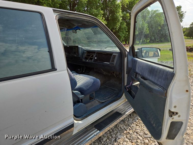 image for item EO0933 1992 GMC Suburban SUV