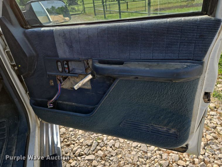 image for item EO0933 1992 GMC Suburban SUV