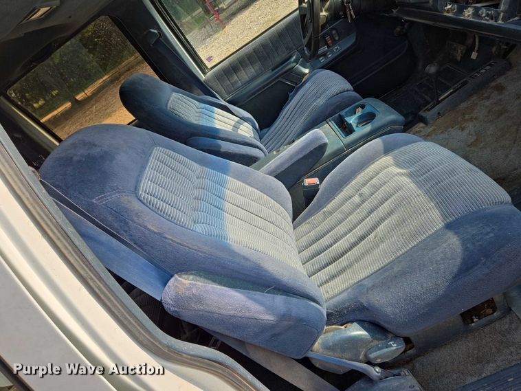 image for item EO0933 1992 GMC Suburban SUV