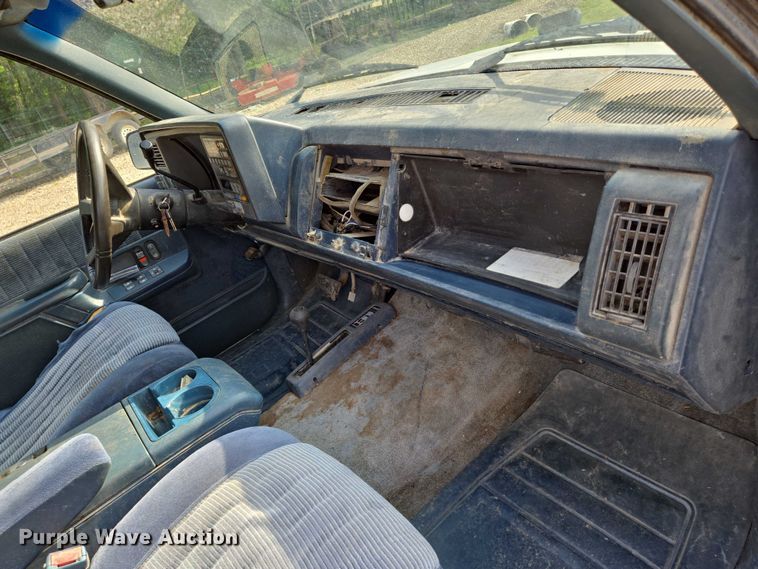 image for item EO0933 1992 GMC Suburban SUV