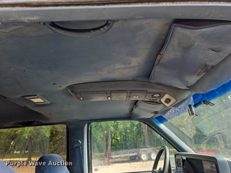 image for item EO0933 1992 GMC Suburban SUV