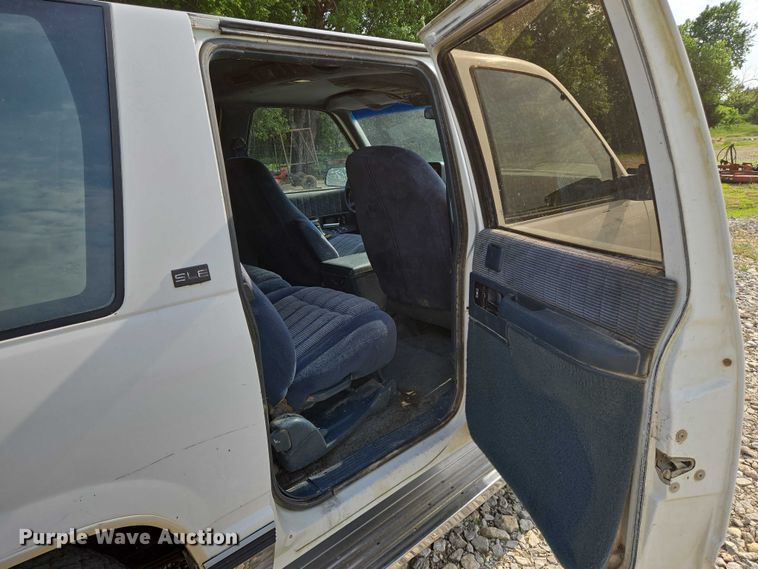 image for item EO0933 1992 GMC Suburban SUV