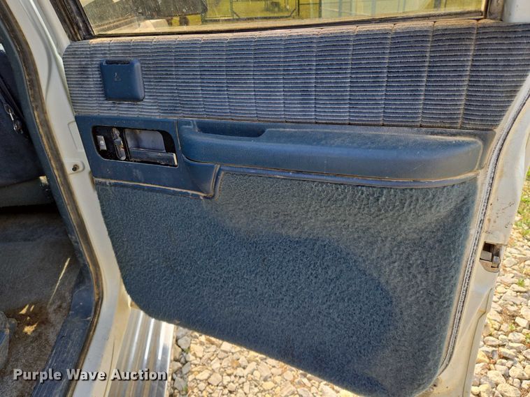 image for item EO0933 1992 GMC Suburban SUV