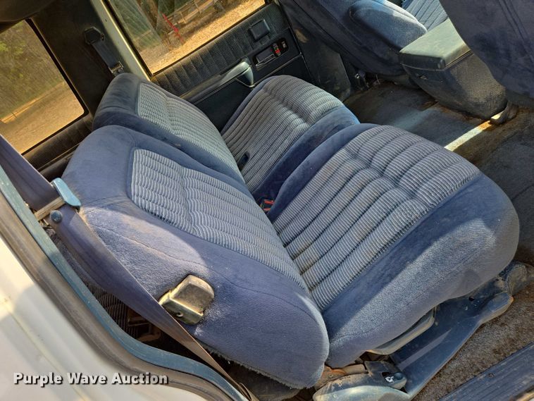 image for item EO0933 1992 GMC Suburban SUV