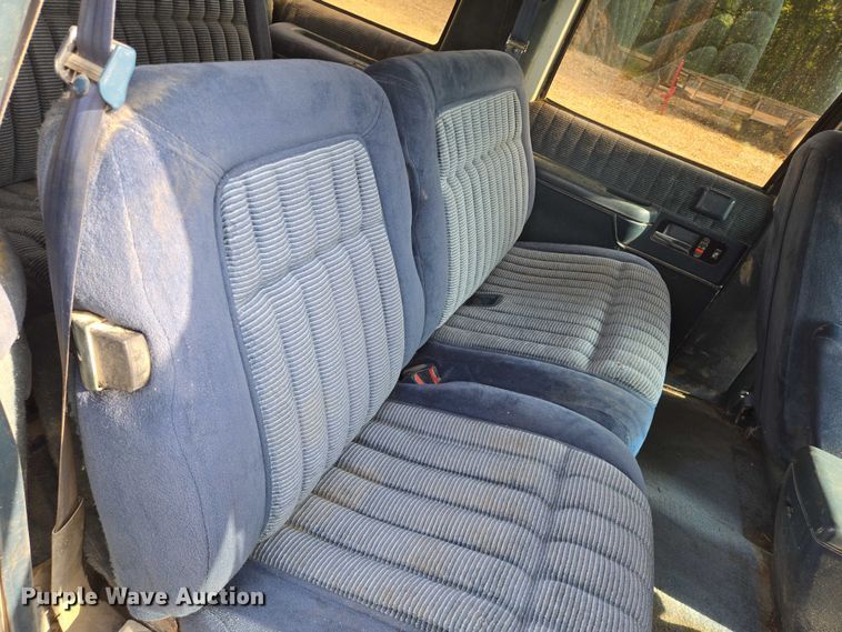 image for item EO0933 1992 GMC Suburban SUV