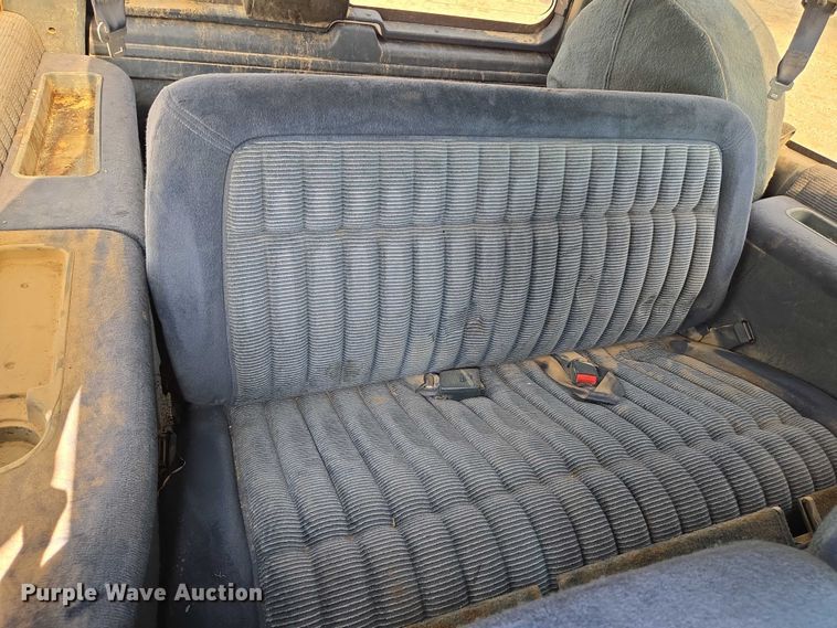 image for item EO0933 1992 GMC Suburban SUV