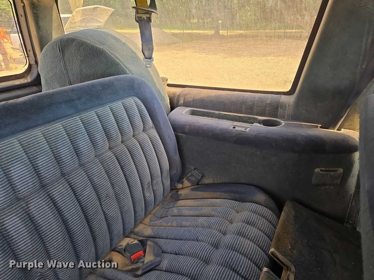 image for item EO0933 1992 GMC Suburban SUV