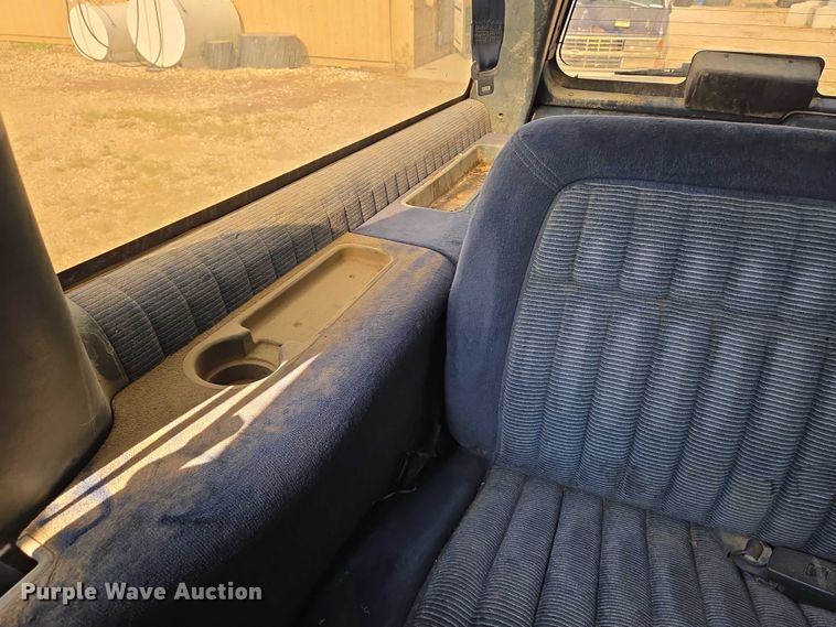 image for item EO0933 1992 GMC Suburban SUV