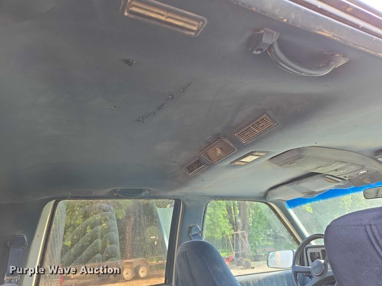 image for item EO0933 1992 GMC Suburban SUV