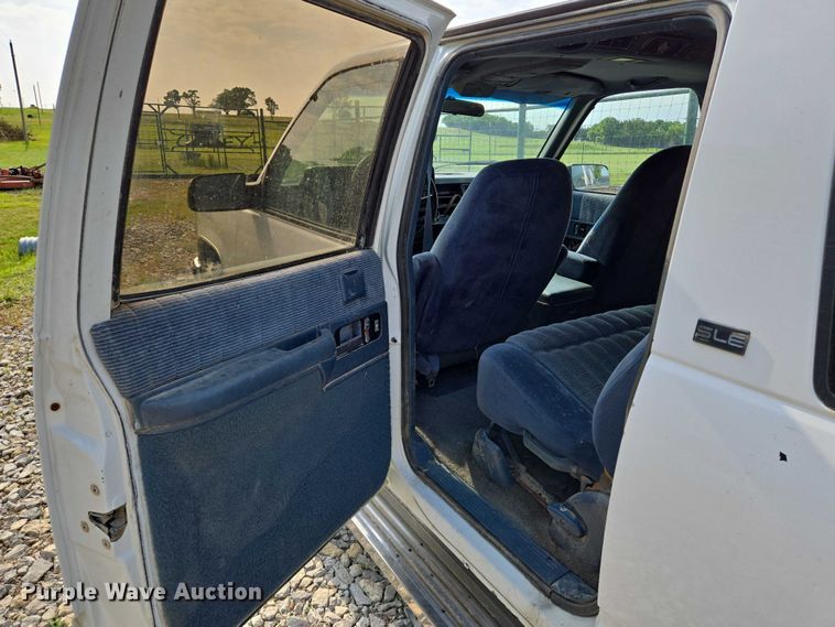 image for item EO0933 1992 GMC Suburban SUV