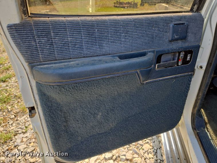 image for item EO0933 1992 GMC Suburban SUV