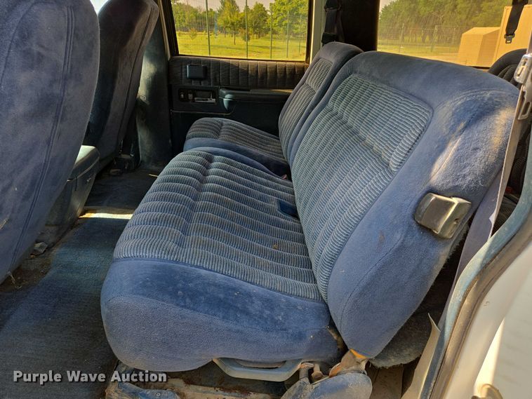 image for item EO0933 1992 GMC Suburban SUV