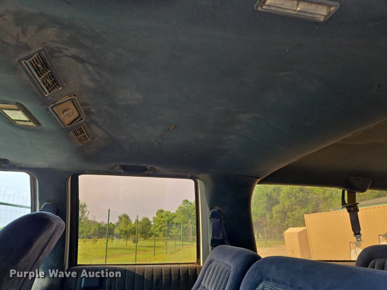 image for item EO0933 1992 GMC Suburban SUV