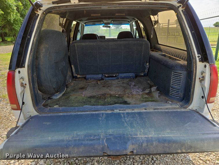 image for item EO0933 1992 GMC Suburban SUV