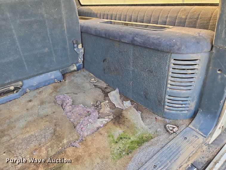 image for item EO0933 1992 GMC Suburban SUV