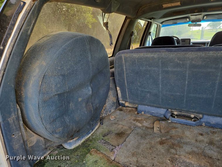 image for item EO0933 1992 GMC Suburban SUV