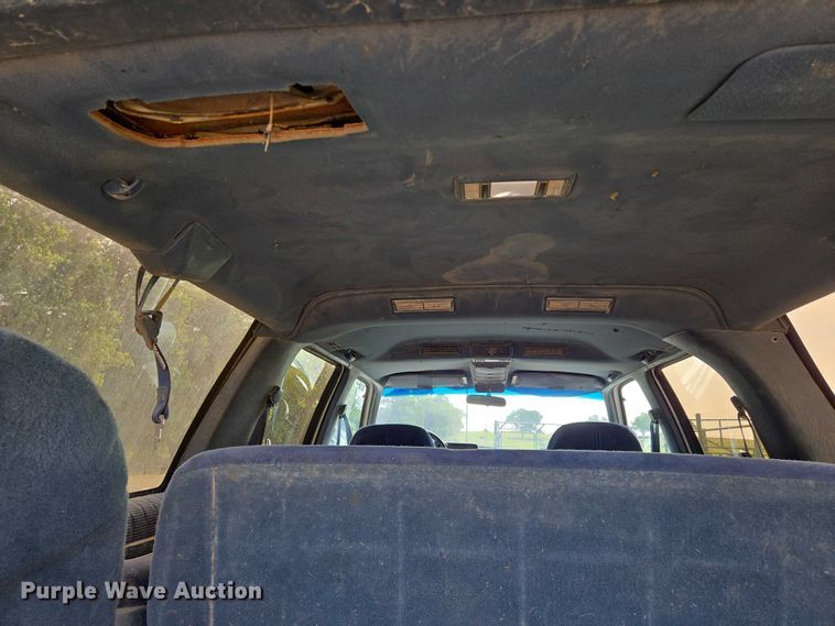 image for item EO0933 1992 GMC Suburban SUV