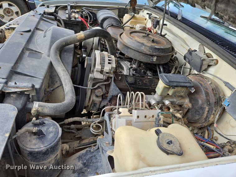 image for item EO0933 1992 GMC Suburban SUV