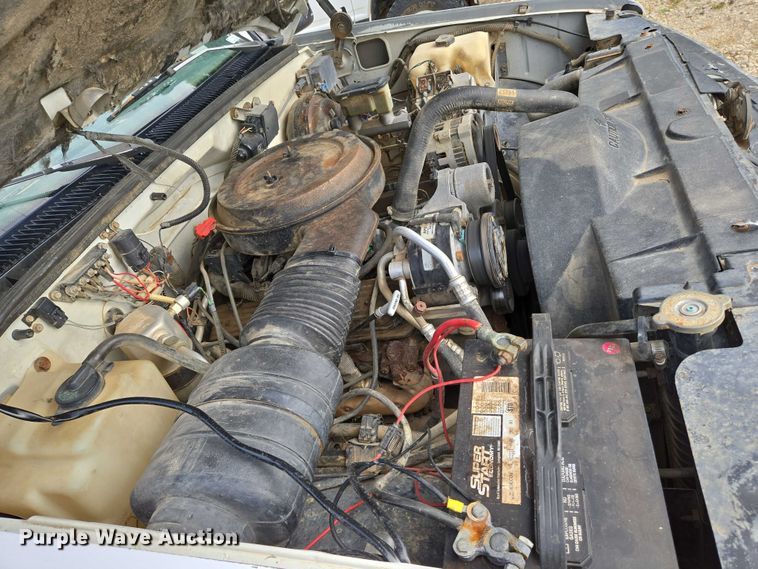 image for item EO0933 1992 GMC Suburban SUV