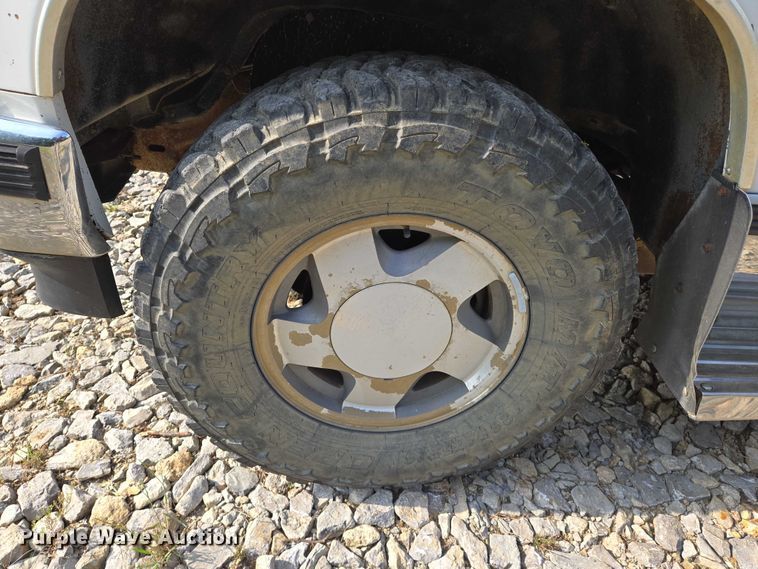 image for item EO0933 1992 GMC Suburban SUV