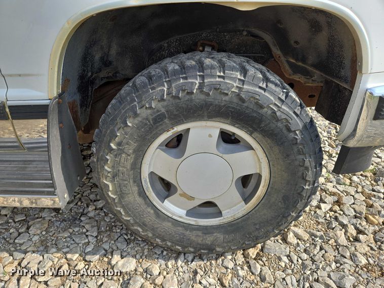 image for item EO0933 1992 GMC Suburban SUV