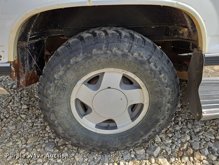 image for item EO0933 1992 GMC Suburban SUV