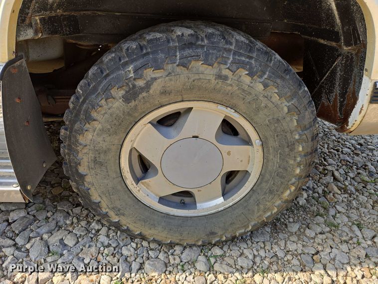 image for item EO0933 1992 GMC Suburban SUV