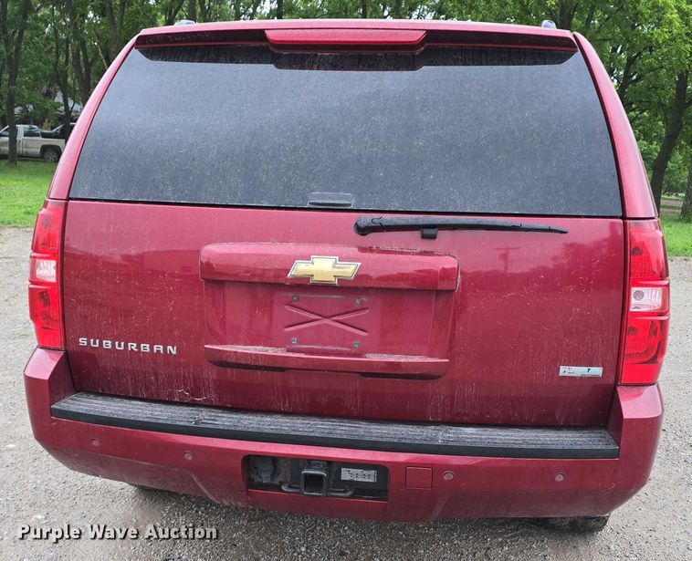 image for item EO1018 2011 Chevrolet Suburban 1500 SUV