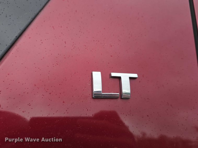 image for item EO1018 2011 Chevrolet Suburban 1500 SUV