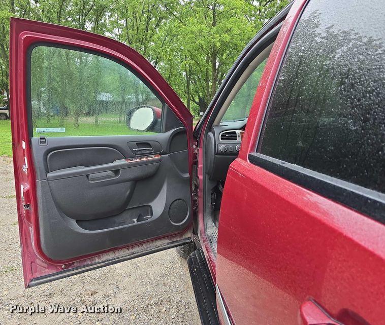 image for item EO1018 2011 Chevrolet Suburban 1500 SUV