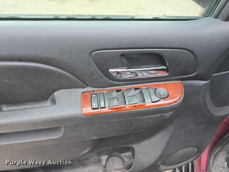 image for item EO1018 2011 Chevrolet Suburban 1500 SUV