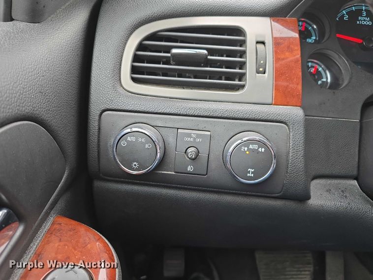 image for item EO1018 2011 Chevrolet Suburban 1500 SUV