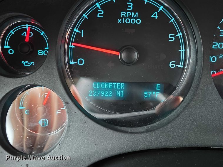 image for item EO1018 2011 Chevrolet Suburban 1500 SUV