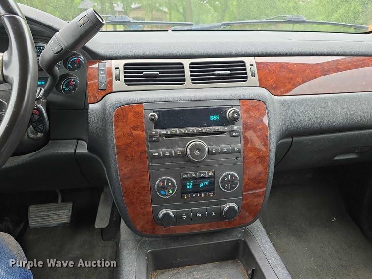 image for item EO1018 2011 Chevrolet Suburban 1500 SUV