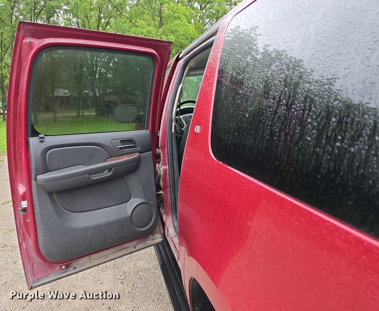 image for item EO1018 2011 Chevrolet Suburban 1500 SUV