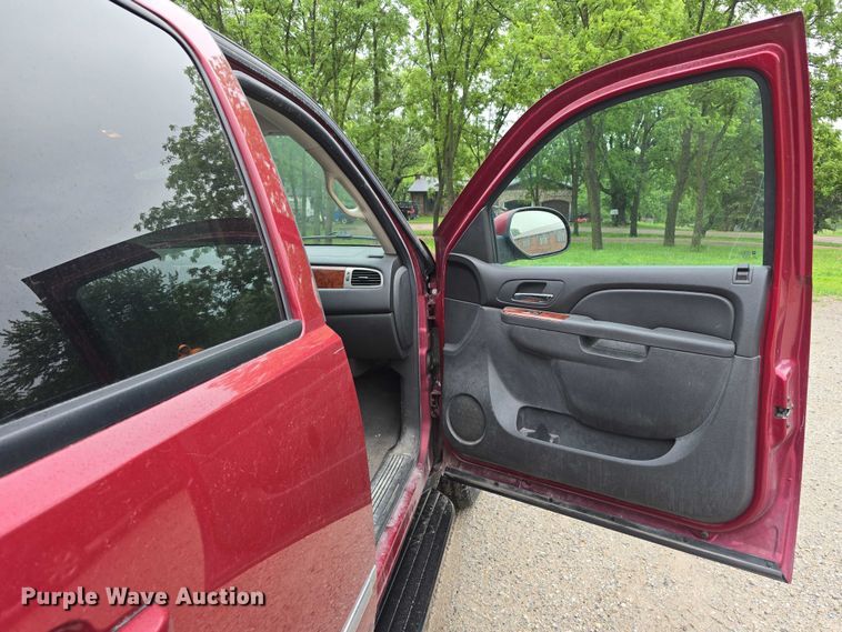 image for item EO1018 2011 Chevrolet Suburban 1500 SUV