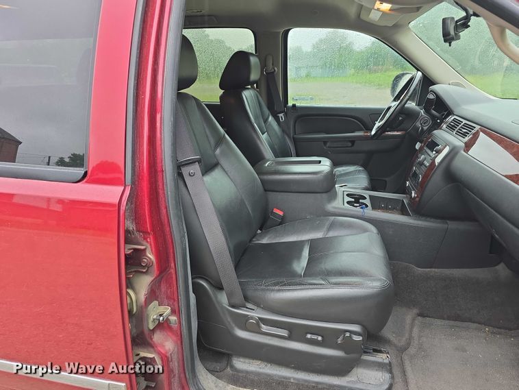 image for item EO1018 2011 Chevrolet Suburban 1500 SUV