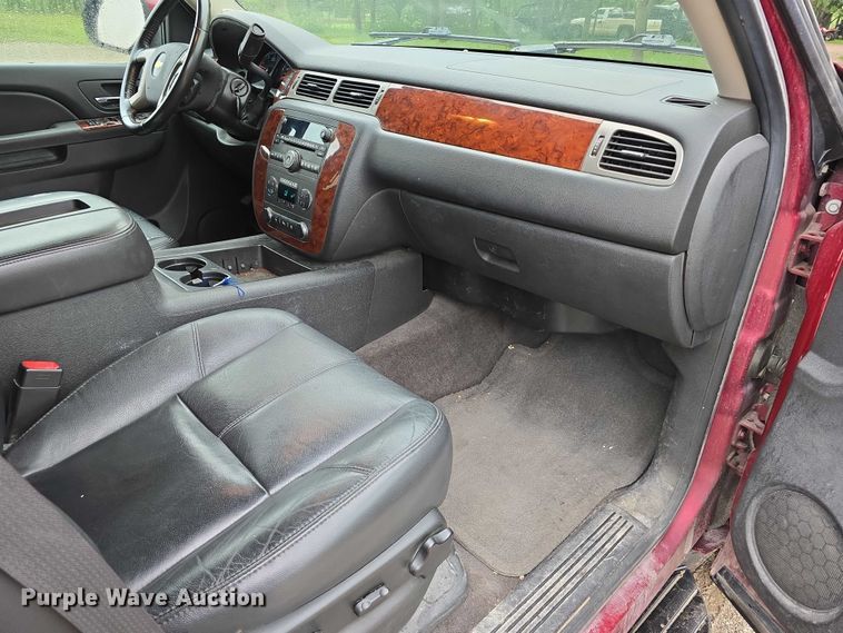 image for item EO1018 2011 Chevrolet Suburban 1500 SUV