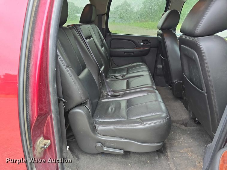 image for item EO1018 2011 Chevrolet Suburban 1500 SUV