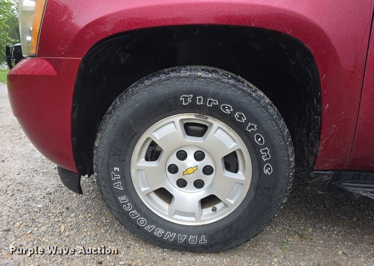 image for item EO1018 2011 Chevrolet Suburban 1500 SUV