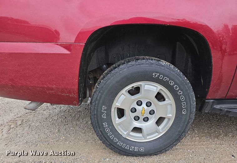 image for item EO1018 2011 Chevrolet Suburban 1500 SUV