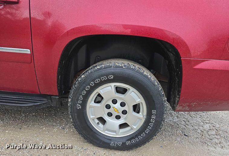 image for item EO1018 2011 Chevrolet Suburban 1500 SUV