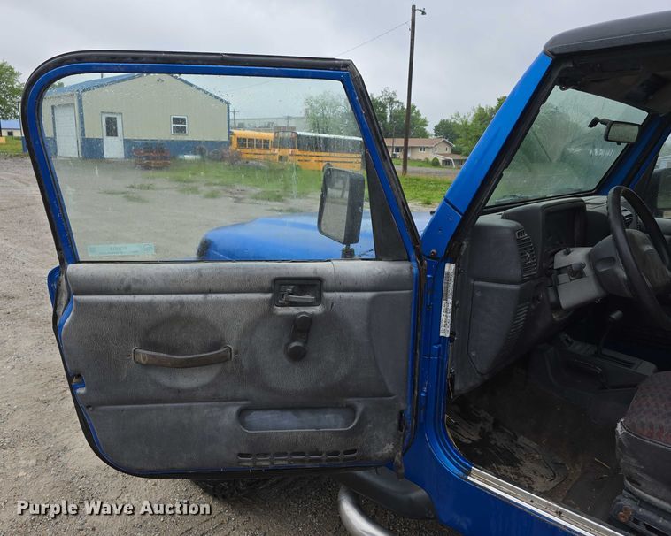 image for item EO1019 1999 Jeep Wrangler SUV