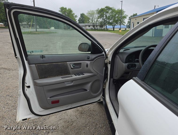 image for item EO1021 2001 Ford Taurus LX 