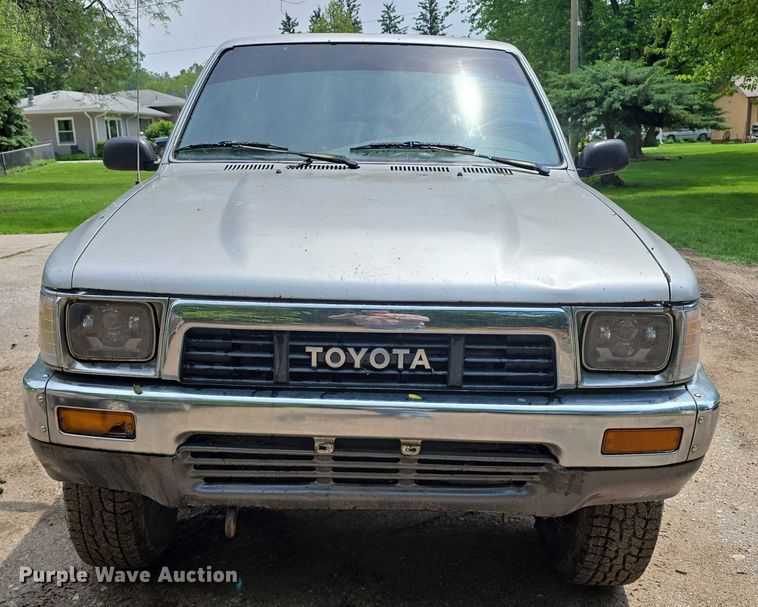 image for item EO1026 1990 Toyota pickup truck