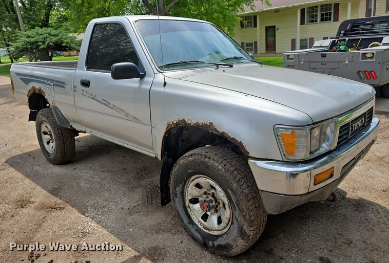 image for item EO1026 1990 Toyota pickup truck