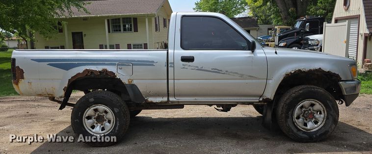 image for item EO1026 1990 Toyota pickup truck