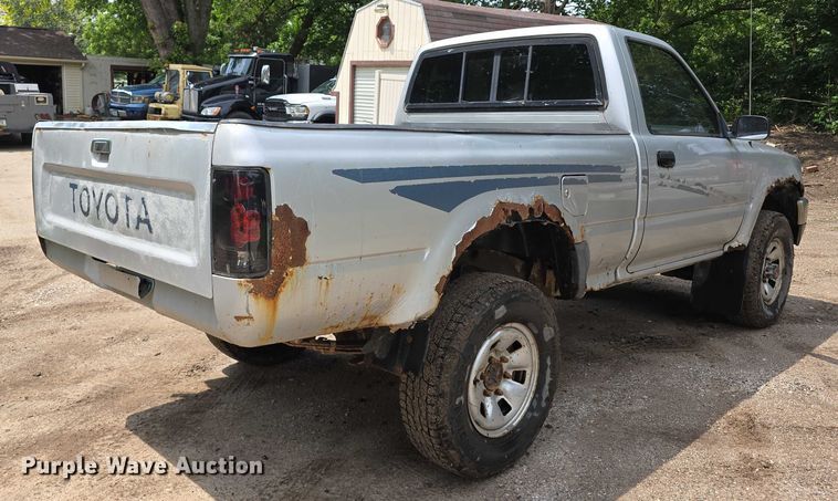 image for item EO1026 1990 Toyota pickup truck
